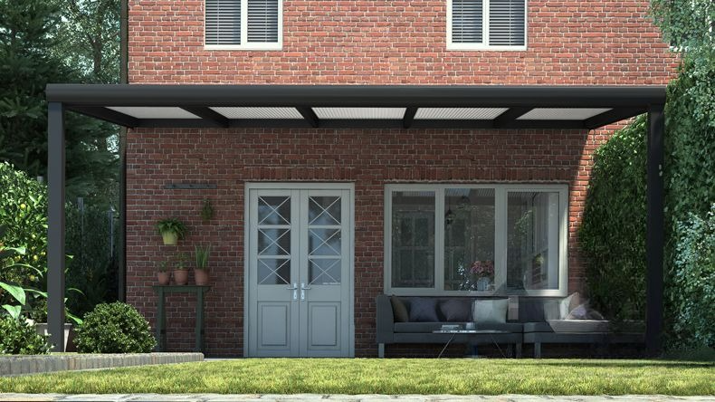 Vista Frontale di una Veranda moderna nero 9005, dimensioni 5,06 x 3,0 metri con tetto in policarbonato opale. Pergola/Gazebo elegante e resistente alle intemperie, ideale per spazi esterni raffinati e confortevoli, offre protezione UV ed è facile da montare.