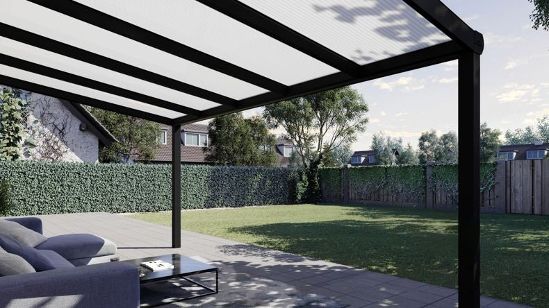 Vista Inferiore di una Veranda moderna nero 9005, dimensioni 5,06 x 3,0 metri con tetto in policarbonato opale. Pergola/Gazebo elegante e resistente alle intemperie, ideale per spazi esterni raffinati e confortevoli, offre protezione UV ed è facile da montare.