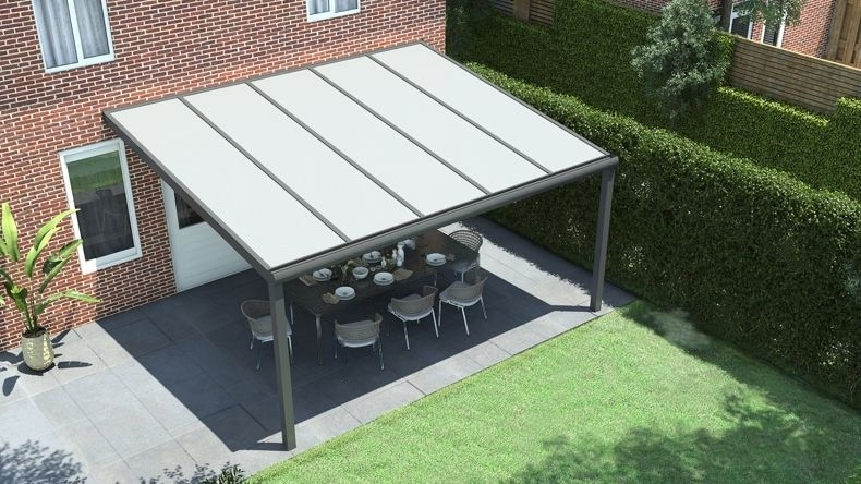 Vista dall'alto di una Veranda moderna antracite 7016, dimensioni 5,06 x 3,5 metri con tetto in policarbonato opale. Pergola/Gazebo elegante e resistente alle intemperie, ideale per spazi esterni raffinati e confortevoli, offre protezione UV ed è facile da montare.