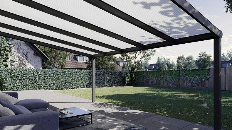 Vista Inferiore di una Veranda moderna antracite 7016, dimensioni 5,06 x 3,5 metri con tetto in policarbonato opale. Pergola/Gazebo elegante e resistente alle intemperie, ideale per spazi esterni raffinati e confortevoli, offre protezione UV ed è facile da montare.