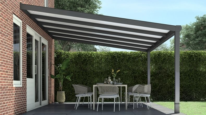 Vista laterale di una Veranda moderna antracite 7016, dimensioni 5,06 x 3,5 metri con tetto in policarbonato opale. Pergola/Gazebo elegante e resistente alle intemperie, ideale per spazi esterni raffinati e confortevoli, offre protezione UV ed è facile da montare.