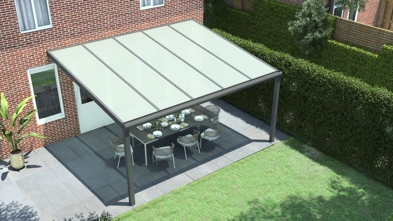 Vista dall'alto di una Veranda moderna antracite 7016, dimensioni 5,06 x 3,5 metri con tetto in vetro opale. Pergola/Gazebo elegante e resistente alle intemperie, ideale per spazi esterni raffinati e confortevoli, offre protezione UV ed è facile da montare.