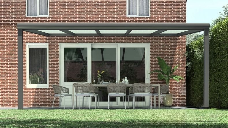 Vista Frontale di una Veranda moderna antracite 7016, dimensioni 5,06 x 3,5 metri con tetto in vetro opale. Pergola/Gazebo elegante e resistente alle intemperie, ideale per spazi esterni raffinati e confortevoli, offre protezione UV ed è facile da montare.