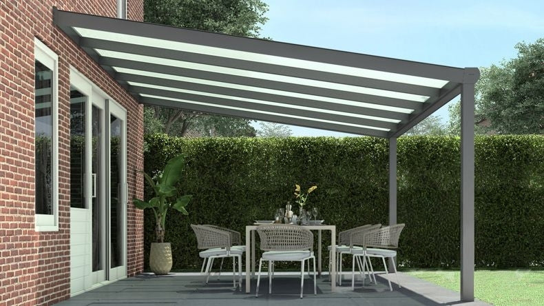 Vista laterale di una Veranda moderna antracite 7016, dimensioni 5,06 x 3,5 metri con tetto in vetro opale. Pergola/Gazebo elegante e resistente alle intemperie, ideale per spazi esterni raffinati e confortevoli, offre protezione UV ed è facile da montare.