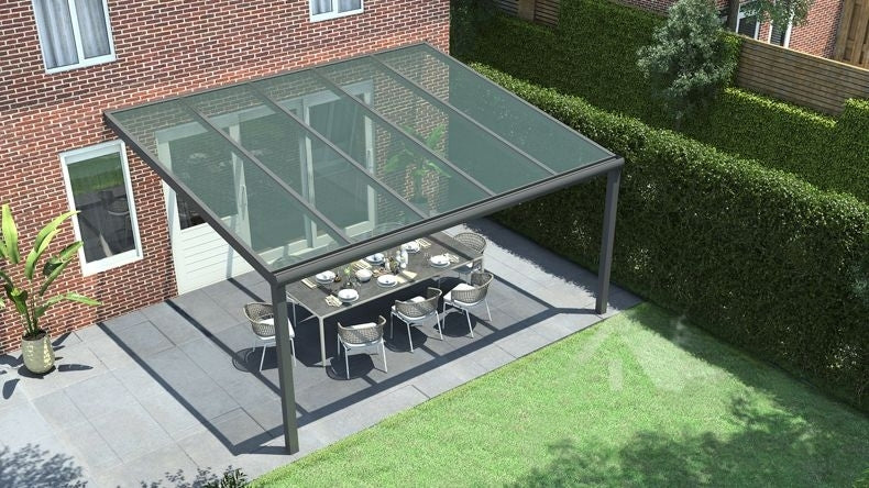 Vista dall'alto di una Veranda moderna antracite 7016, dimensioni 5,06 x 3,5 metri con tetto in vetro trasparente. Pergola/Gazebo elegante e resistente alle intemperie, ideale per spazi esterni raffinati e confortevoli, offre protezione UV ed è facile da montare.