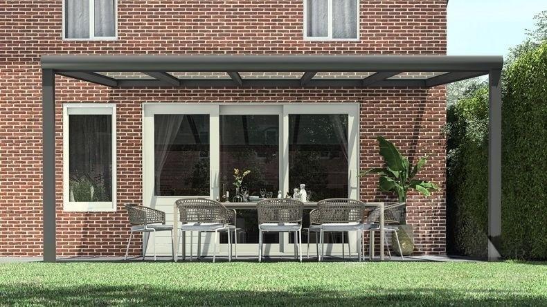 Vista Frontale di una Veranda moderna antracite 7016, dimensioni 5,06 x 3,5 metri con tetto in vetro trasparente. Pergola/Gazebo elegante e resistente alle intemperie, ideale per spazi esterni raffinati e confortevoli, offre protezione UV ed è facile da montare.