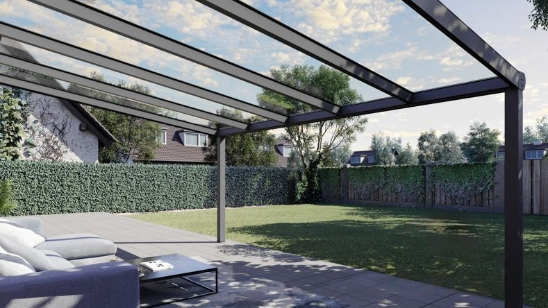 Vista Inferiore di una Veranda moderna antracite 7016, dimensioni 5,06 x 3,5 metri con tetto in vetro trasparente. Pergola/Gazebo elegante e resistente alle intemperie, ideale per spazi esterni raffinati e confortevoli, offre protezione UV ed è facile da montare.