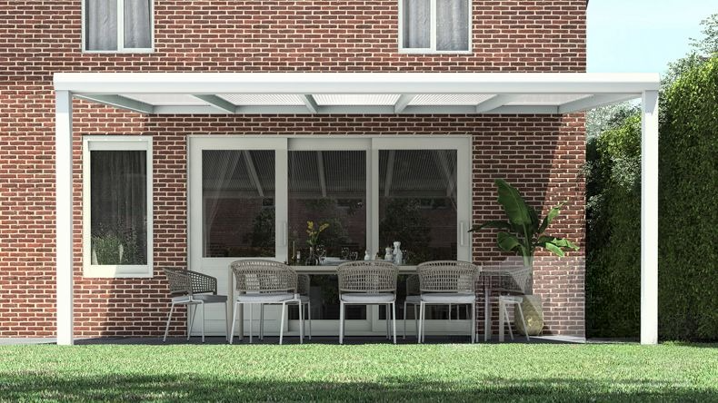 Vista Frontale di una Veranda moderna bianco 9016, dimensioni 5,06 x 3,5 metri con tetto in policarbonato opale. Pergola/Gazebo elegante e resistente alle intemperie, ideale per spazi esterni raffinati e confortevoli, offre protezione UV ed è facile da montare.