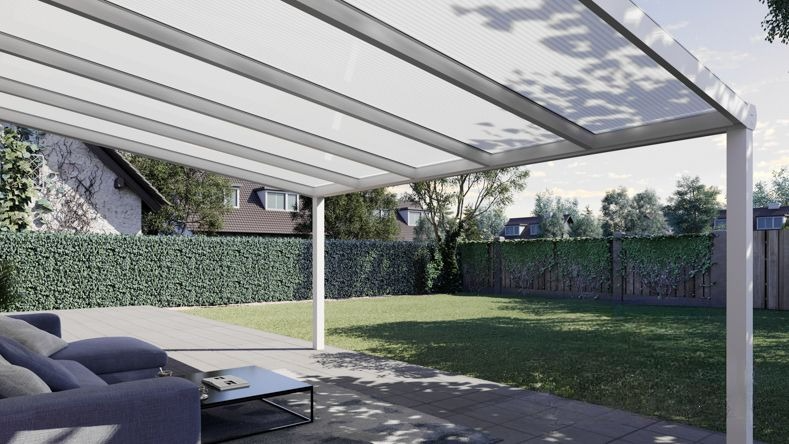 Vista Inferiore di una Veranda moderna bianco 9016, dimensioni 5,06 x 3,5 metri con tetto in policarbonato opale. Pergola/Gazebo elegante e resistente alle intemperie, ideale per spazi esterni raffinati e confortevoli, offre protezione UV ed è facile da montare.