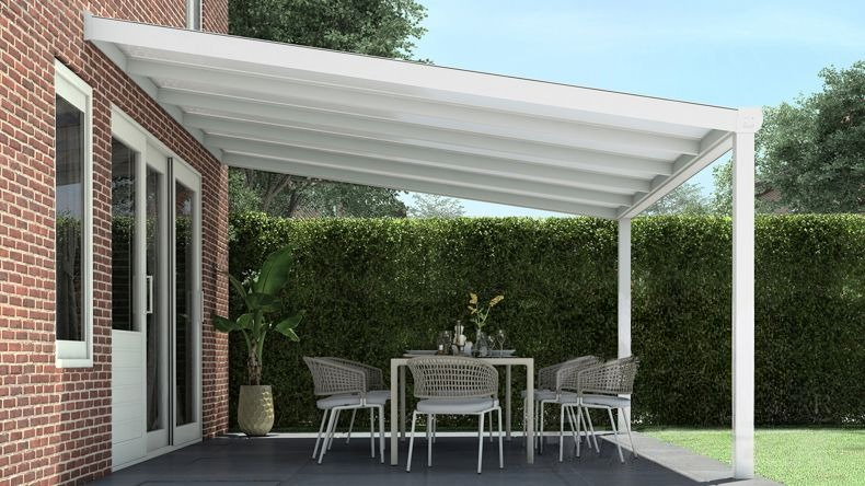 Vista laterale di una Veranda moderna bianco 9016, dimensioni 5,06 x 3,5 metri con tetto in policarbonato opale. Pergola/Gazebo elegante e resistente alle intemperie, ideale per spazi esterni raffinati e confortevoli, offre protezione UV ed è facile da montare.