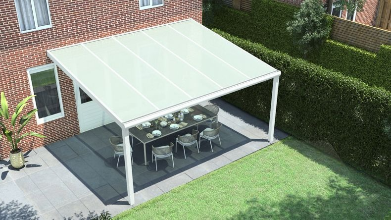 Vista dall'alto di una Veranda moderna bianco 9016, dimensioni 5,06 x 3,5 metri con tetto in vetro opale. Pergola/Gazebo elegante e resistente alle intemperie, ideale per spazi esterni raffinati e confortevoli, offre protezione UV ed è facile da montare.