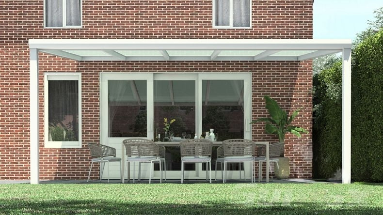 Vista Frontale di una Veranda moderna bianco 9016, dimensioni 5,06 x 3,5 metri con tetto in vetro opale. Pergola/Gazebo elegante e resistente alle intemperie, ideale per spazi esterni raffinati e confortevoli, offre protezione UV ed è facile da montare.