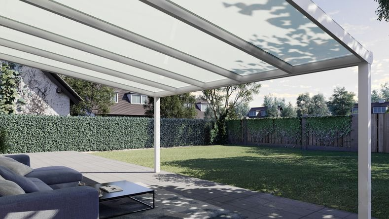 Vista Inferiore di una Veranda moderna bianco 9016, dimensioni 5,06 x 3,5 metri con tetto in vetro opale. Pergola/Gazebo elegante e resistente alle intemperie, ideale per spazi esterni raffinati e confortevoli, offre protezione UV ed è facile da montare.