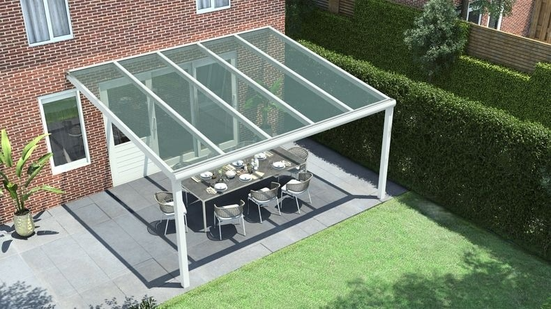 Vista dall'alto di una Veranda moderna bianco 9016, dimensioni 5,06 x 3,5 metri con tetto in vetro trasparente. Pergola/Gazebo elegante e resistente alle intemperie, ideale per spazi esterni raffinati e confortevoli, offre protezione UV ed è facile da montare.