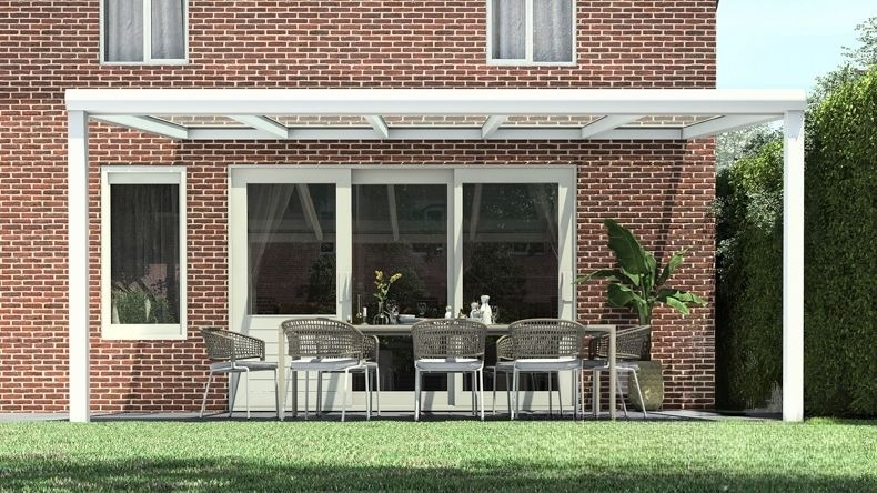 Vista Frontale di una Veranda moderna bianco 9016, dimensioni 5,06 x 3,5 metri con tetto in vetro trasparente. Pergola/Gazebo elegante e resistente alle intemperie, ideale per spazi esterni raffinati e confortevoli, offre protezione UV ed è facile da montare.