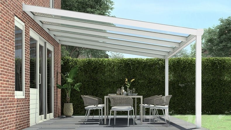 Vista laterale di una Veranda moderna bianco 9016, dimensioni 5,06 x 3,5 metri con tetto in vetro trasparente. Pergola/Gazebo elegante e resistente alle intemperie, ideale per spazi esterni raffinati e confortevoli, offre protezione UV ed è facile da montare.