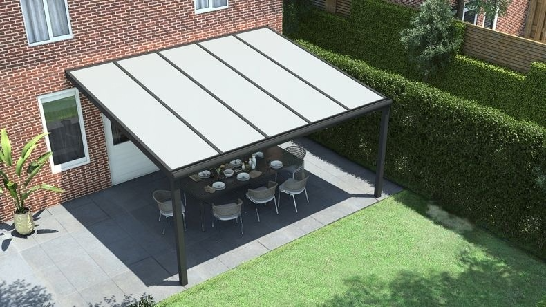 Vista dall'alto di una Veranda moderna nero 9005, dimensioni 5,06 x 3,5 metri con tetto in policarbonato opale. Pergola/Gazebo elegante e resistente alle intemperie, ideale per spazi esterni raffinati e confortevoli, offre protezione UV ed è facile da montare.