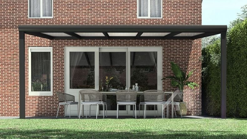 Vista Frontale di una Veranda moderna nero 9005, dimensioni 5,06 x 3,5 metri con tetto in policarbonato opale. Pergola/Gazebo elegante e resistente alle intemperie, ideale per spazi esterni raffinati e confortevoli, offre protezione UV ed è facile da montare.