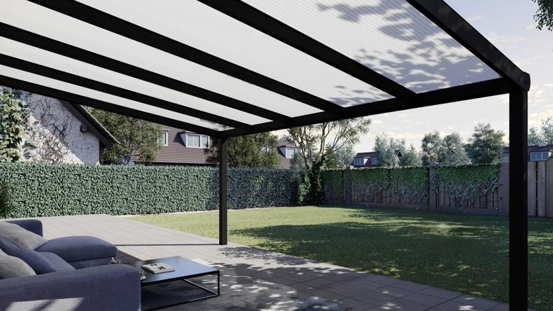 Vista Inferiore di una Veranda moderna nero 9005, dimensioni 5,06 x 3,5 metri con tetto in policarbonato opale. Pergola/Gazebo elegante e resistente alle intemperie, ideale per spazi esterni raffinati e confortevoli, offre protezione UV ed è facile da montare.