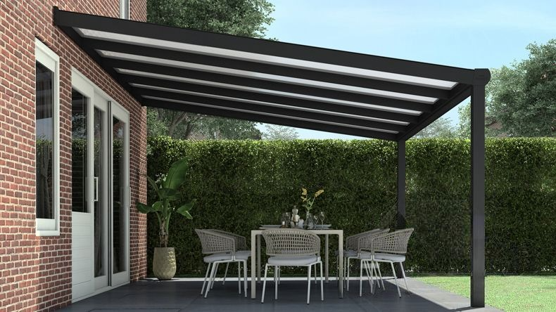 Vista laterale di una Veranda moderna nero 9005, dimensioni 5,06 x 3,5 metri con tetto in policarbonato opale. Pergola/Gazebo elegante e resistente alle intemperie, ideale per spazi esterni raffinati e confortevoli, offre protezione UV ed è facile da montare.