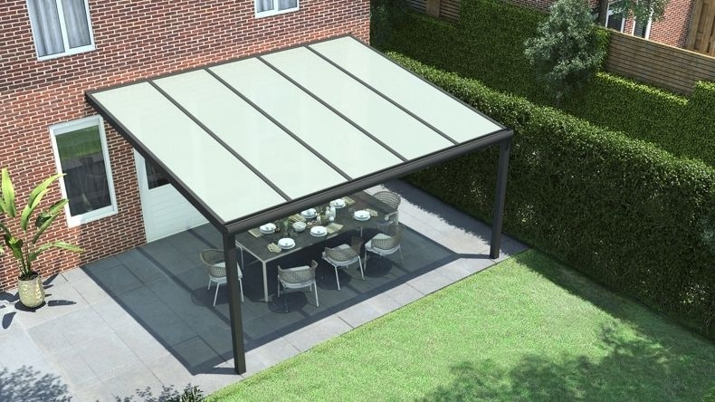 Vista dall'alto di una Veranda moderna nero 9005, dimensioni 5,06 x 3,5 metri con tetto in vetro opale. Pergola/Gazebo elegante e resistente alle intemperie, ideale per spazi esterni raffinati e confortevoli, offre protezione UV ed è facile da montare.