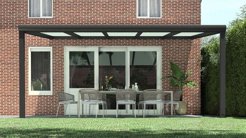 Vista Frontale di una Veranda moderna nero 9005, dimensioni 5,06 x 3,5 metri con tetto in vetro opale. Pergola/Gazebo elegante e resistente alle intemperie, ideale per spazi esterni raffinati e confortevoli, offre protezione UV ed è facile da montare.