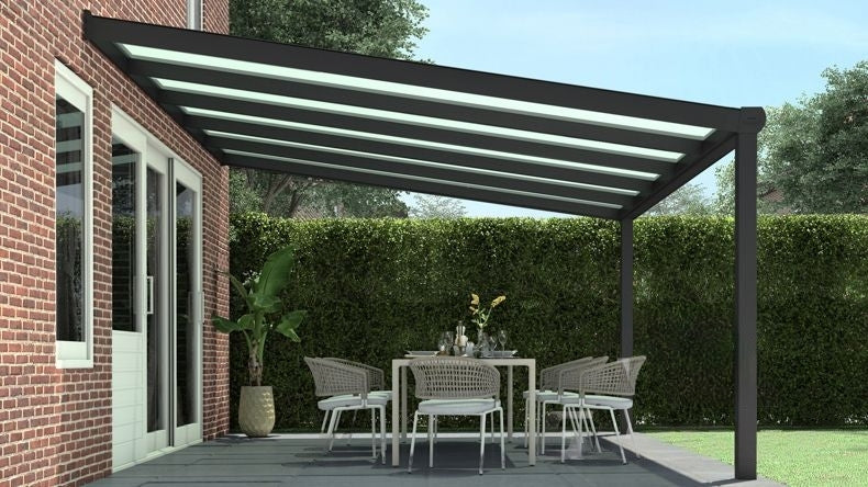 Vista laterale di una Veranda moderna nero 9005, dimensioni 5,06 x 3,5 metri con tetto in vetro opale. Pergola/Gazebo elegante e resistente alle intemperie, ideale per spazi esterni raffinati e confortevoli, offre protezione UV ed è facile da montare.