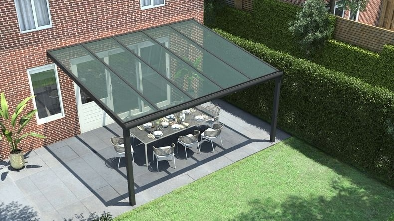 Vista dall'alto di una Veranda moderna nero 9005, dimensioni 5,06 x 3,5 metri con tetto in vetro trasparente. Pergola/Gazebo elegante e resistente alle intemperie, ideale per spazi esterni raffinati e confortevoli, offre protezione UV ed è facile da montare.