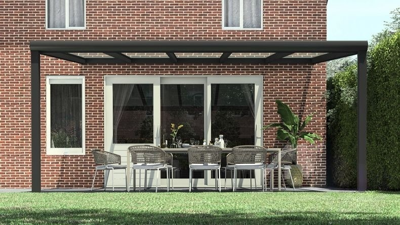 Vista Frontale di una Veranda moderna nero 9005, dimensioni 5,06 x 3,5 metri con tetto in vetro trasparente. Pergola/Gazebo elegante e resistente alle intemperie, ideale per spazi esterni raffinati e confortevoli, offre protezione UV ed è facile da montare.