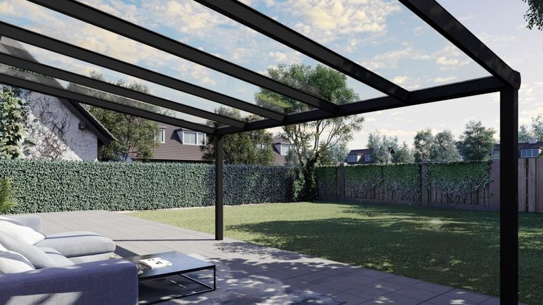 Vista Inferiore di una Veranda moderna nero 9005, dimensioni 5,06 x 3,5 metri con tetto in vetro trasparente. Pergola/Gazebo elegante e resistente alle intemperie, ideale per spazi esterni raffinati e confortevoli, offre protezione UV ed è facile da montare.