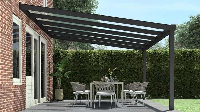 Vista laterale di una Veranda moderna nero 9005, dimensioni 5,06 x 3,5 metri con tetto in vetro trasparente. Pergola/Gazebo elegante e resistente alle intemperie, ideale per spazi esterni raffinati e confortevoli, offre protezione UV ed è facile da montare.