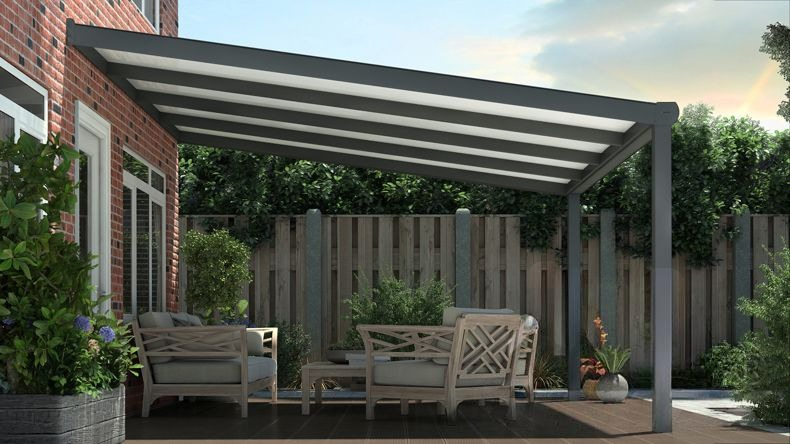 Vista laterale di una Veranda moderna antracite 7016, dimensioni 5,06 x 4,0 metri con tetto in policarbonato opale. Pergola/Gazebo elegante e resistente alle intemperie, ideale per spazi esterni raffinati e confortevoli, offre protezione UV ed è facile da montare.