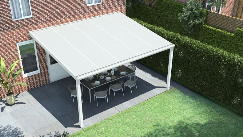 Vista dall'alto di una Veranda moderna bianco 9016, dimensioni 5,06 x 4,0 metri con tetto in policarbonato opale. Pergola/Gazebo elegante e resistente alle intemperie, ideale per spazi esterni raffinati e confortevoli, offre protezione UV ed è facile da montare.