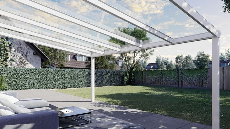 Vista Inferiore di una Veranda moderna bianco 9016, dimensioni 5,06 x 4,0 metri con tetto in vetro trasparente. Pergola/Gazebo elegante e resistente alle intemperie, ideale per spazi esterni raffinati e confortevoli, offre protezione UV ed è facile da montare.