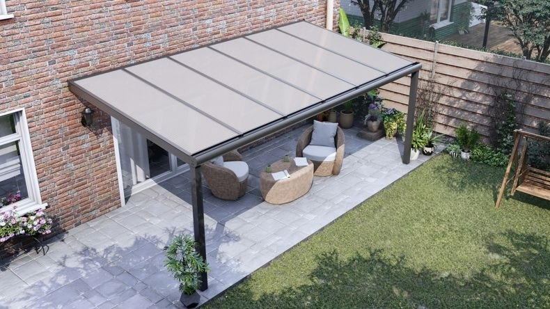 Vista dall'alto di una Veranda moderna antracite 7016, dimensioni 6,06 x 2,5 metri con tetto in policarbonato opale. Pergola/Gazebo elegante e resistente alle intemperie, ideale per spazi esterni raffinati e confortevoli, offre protezione UV ed è facile da montare.