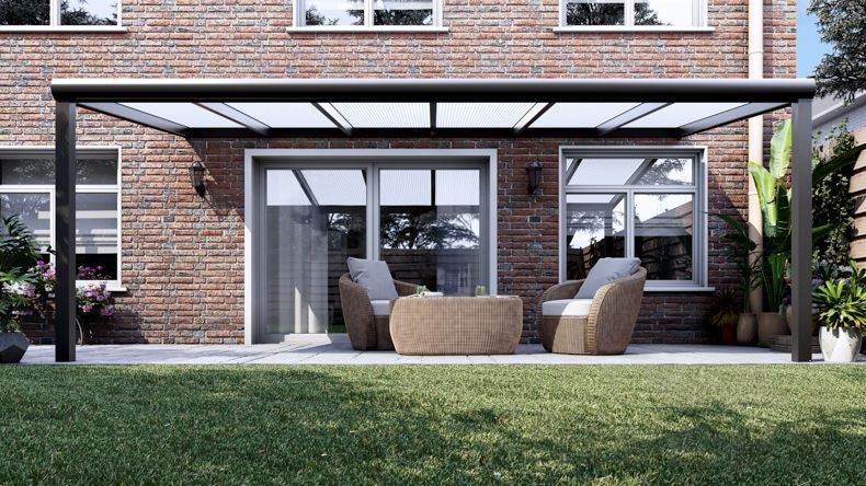 Vista Frontale di una Veranda moderna antracite 7016, dimensioni 6,06 x 2,5 metri con tetto in policarbonato opale. Pergola/Gazebo elegante e resistente alle intemperie, ideale per spazi esterni raffinati e confortevoli, offre protezione UV ed è facile da montare.