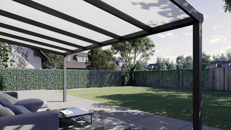 Vista Inferiore di una Veranda moderna antracite 7016, dimensioni 6,06 x 2,5 metri con tetto in policarbonato opale. Pergola/Gazebo elegante e resistente alle intemperie, ideale per spazi esterni raffinati e confortevoli, offre protezione UV ed è facile da montare.