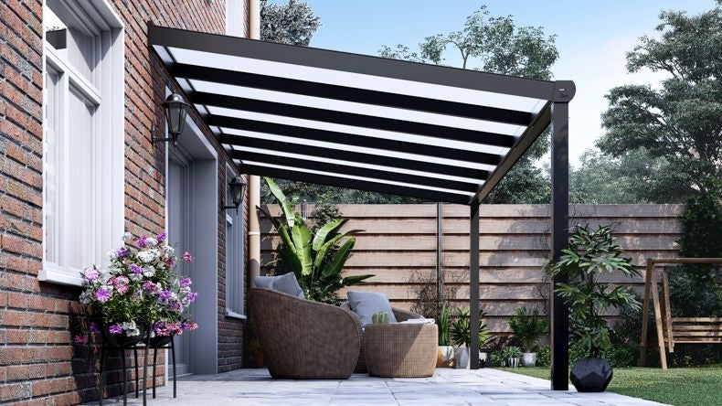 Vista laterale di una Veranda moderna antracite 7016, dimensioni 6,06 x 2,5 metri con tetto in policarbonato opale. Pergola/Gazebo elegante e resistente alle intemperie, ideale per spazi esterni raffinati e confortevoli, offre protezione UV ed è facile da montare.