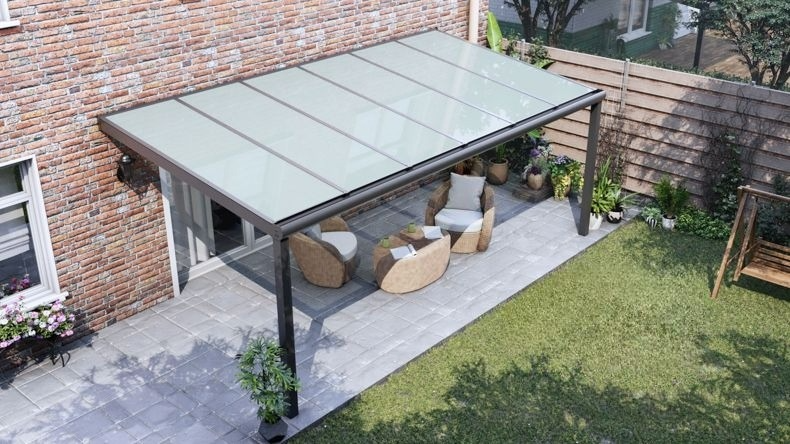 Vista dall'alto di una Veranda moderna antracite 7016, dimensioni 6,06 x 2,5 metri con tetto in vetro opale. Pergola/Gazebo elegante e resistente alle intemperie, ideale per spazi esterni raffinati e confortevoli, offre protezione UV ed è facile da montare.