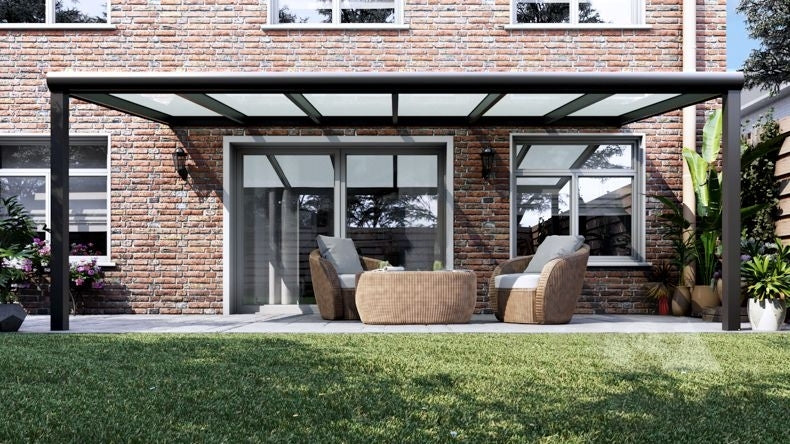 Vista Frontale di una Veranda moderna antracite 7016, dimensioni 6,06 x 2,5 metri con tetto in vetro opale. Pergola/Gazebo elegante e resistente alle intemperie, ideale per spazi esterni raffinati e confortevoli, offre protezione UV ed è facile da montare.