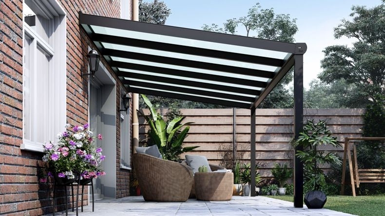 Vista laterale di una Veranda moderna antracite 7016, dimensioni 6,06 x 2,5 metri con tetto in vetro opale. Pergola/Gazebo elegante e resistente alle intemperie, ideale per spazi esterni raffinati e confortevoli, offre protezione UV ed è facile da montare.