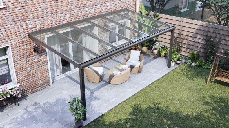 Vista dall'alto di una Veranda moderna antracite 7016, dimensioni 6,06 x 2,5 metri con tetto in vetro trasparente. Pergola/Gazebo elegante e resistente alle intemperie, ideale per spazi esterni raffinati e confortevoli, offre protezione UV ed è facile da montare.