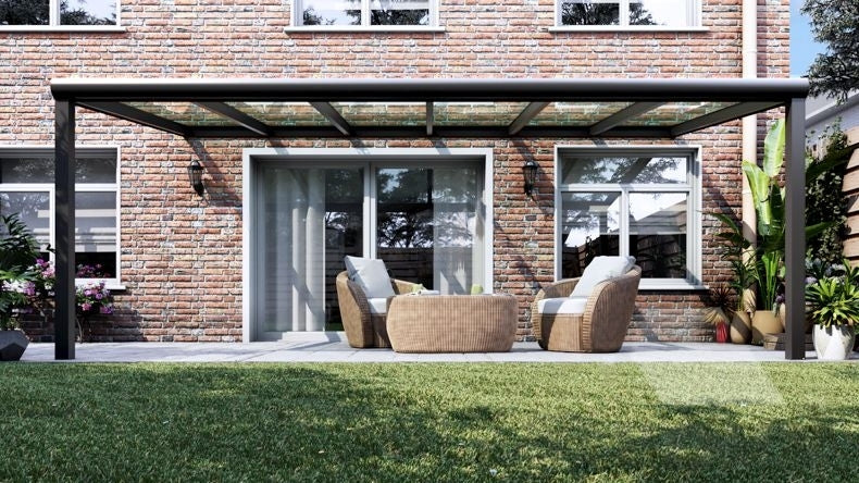 Vista Frontale di una Veranda moderna antracite 7016, dimensioni 6,06 x 2,5 metri con tetto in vetro trasparente. Pergola/Gazebo elegante e resistente alle intemperie, ideale per spazi esterni raffinati e confortevoli, offre protezione UV ed è facile da montare.