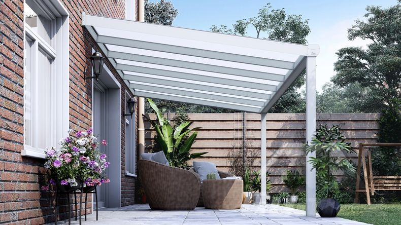 Vista laterale di una Veranda moderna bianco 9016, dimensioni 6,06 x 2,5 metri con tetto in policarbonato opale. Pergola/Gazebo elegante e resistente alle intemperie, ideale per spazi esterni raffinati e confortevoli, offre protezione UV ed è facile da montare.