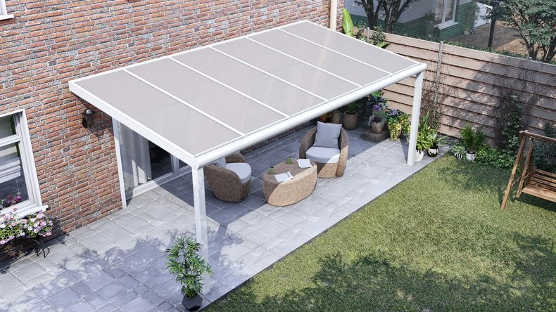 Vista dall'alto di una Veranda moderna bianco 9016, dimensioni 6,06 x 2,5 metri con tetto in policarbonato opale. Pergola/Gazebo elegante e resistente alle intemperie, ideale per spazi esterni raffinati e confortevoli, offre protezione UV ed è facile da montare.