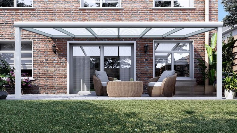 Vista Frontale di una Veranda moderna bianco 9016, dimensioni 6,06 x 2,5 metri con tetto in policarbonato opale. Pergola/Gazebo elegante e resistente alle intemperie, ideale per spazi esterni raffinati e confortevoli, offre protezione UV ed è facile da montare.