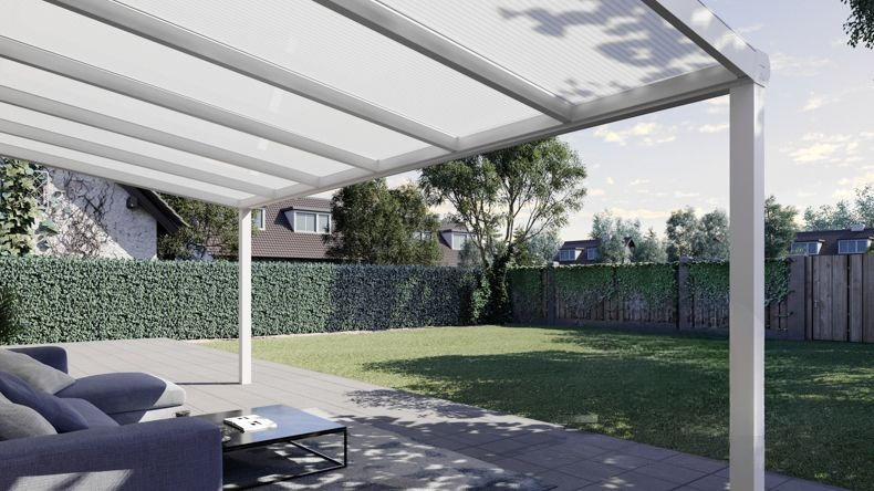 Vista Inferiore di una Veranda moderna bianco 9016, dimensioni 6,06 x 2,5 metri con tetto in policarbonato opale. Pergola/Gazebo elegante e resistente alle intemperie, ideale per spazi esterni raffinati e confortevoli, offre protezione UV ed è facile da montare.