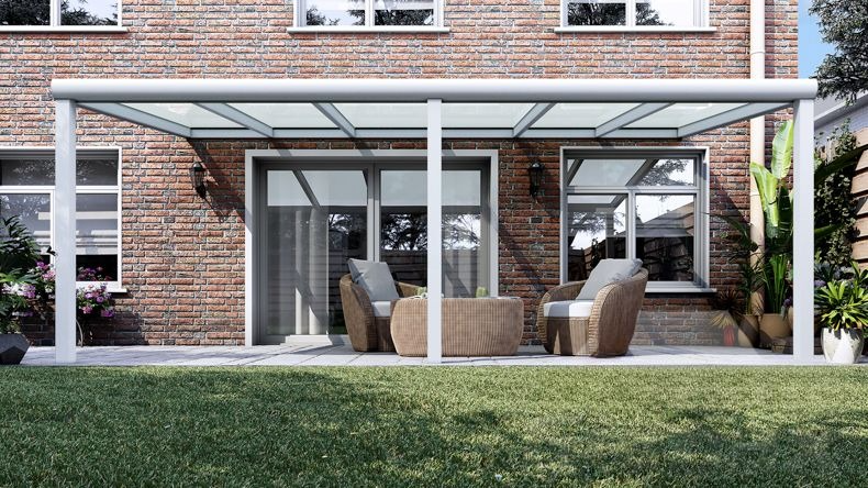 Vista Frontale di una Veranda moderna bianco 9016, dimensioni 6,06 x 2,5 metri con tetto in vetro opale. Pergola/Gazebo elegante e resistente alle intemperie, ideale per spazi esterni raffinati e confortevoli, offre protezione UV ed è facile da montare.