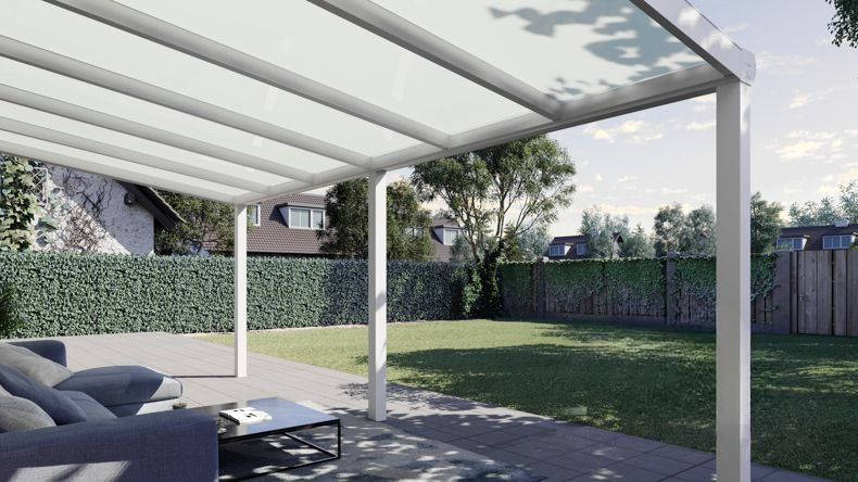 Vista Inferiore di una Veranda moderna bianco 9016, dimensioni 6,06 x 2,5 metri con tetto in vetro opale. Pergola/Gazebo elegante e resistente alle intemperie, ideale per spazi esterni raffinati e confortevoli, offre protezione UV ed è facile da montare.