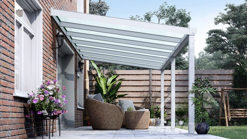 Vista laterale di una Veranda moderna bianco 9016, dimensioni 6,06 x 2,5 metri con tetto in vetro opale. Pergola/Gazebo elegante e resistente alle intemperie, ideale per spazi esterni raffinati e confortevoli, offre protezione UV ed è facile da montare.